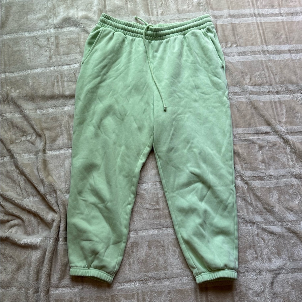 Mint Green Jogger sweatpants

🏷️-well worn
😸-pet friendly home
💜-make an offer